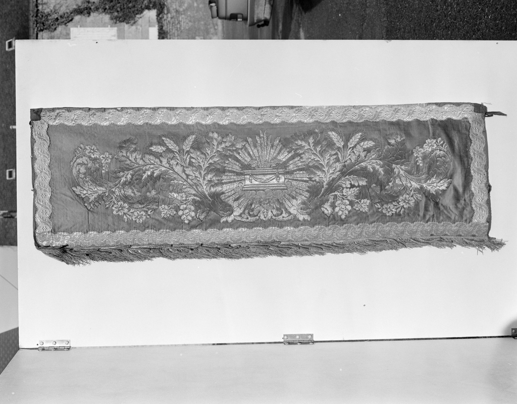 Draperie de brancard de procession (draperie de brancard), église paroissiale Saint-Armel (Saint-Armel)