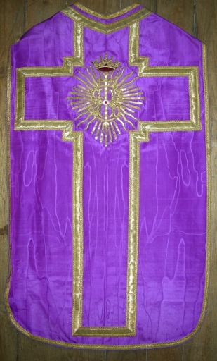 Ornement violet 1 : chasuble, manipule, voile de calice et bourse de corporal