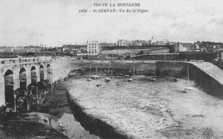 Vue générale depuis le nord, carte postale. De gauche à droite, on distingue le fort du Naye et l'avant-port avec digue et cale. La marée est basse. En arrière-plan, la ville de Saint-Servan