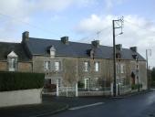 Maisons en série, 13-15 place du Tertre ; 19-23 rue des Déportés (Saint-Pierre-de-Plesguen fusionnée en Mesnil-Roc'h en 2019)