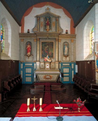 Ensemble du maître-autel : autel, tabernacle, retable, 2 gradins d'autel, 2 degrés d'autel