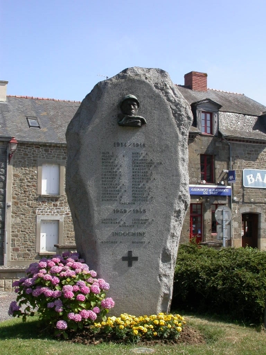 Monument aux morts, place de la Mairie (Hédé fusionnée avec Bazouges-sous-Hédé pour former la commune de Hédé-Bazouges en 2009)