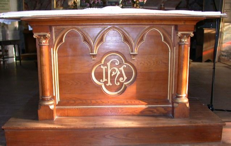 Ensemble de l'autel face aux fidèles : autel, tabernacle, gradin d'autel, 2 socles