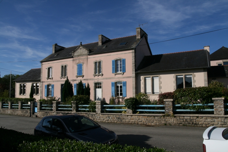 Ancienne école publique de garçons devenue collège public Louis Hémon, rue des Écoles (Pleyben)