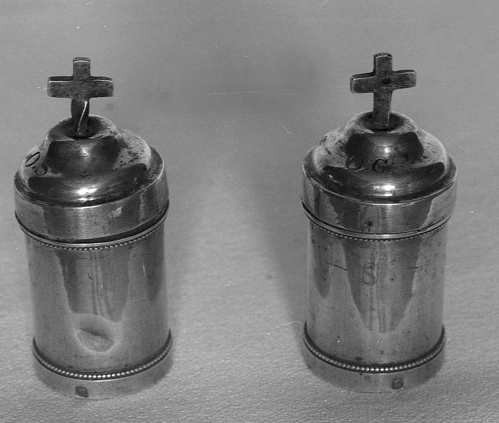 Boîte à huile sainte (2), église paroissiale Notre-Dame (Locmaria-Grand-Champ)