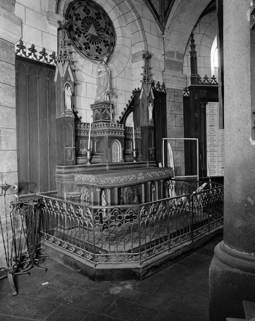 Autel (autel de rétro, autel tombeau) : du Sacré-Coeur, église paroissiale Saint-Pierre, Saint-Paul (Evran)