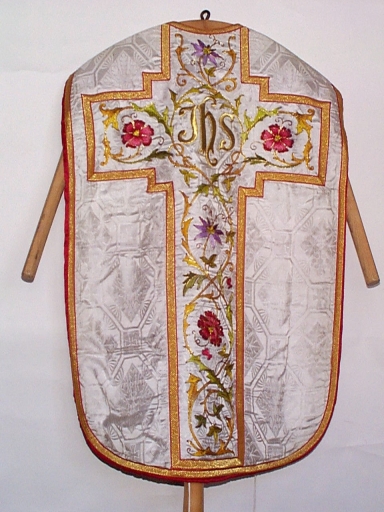Ornement blanc 1 : chasuble, étole, bourse de corporal, voile de calice