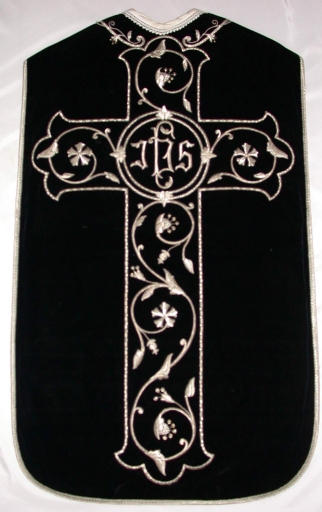 Ornement noir 1 : chasuble, bourse de corporal, étole, manipule, voile de calice