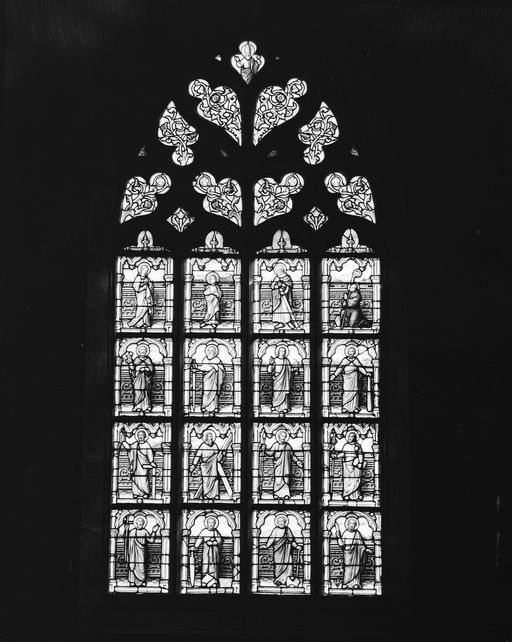 Verrière à personnages de la baie 0 : Les douze apôtres, avec la Sainte Famille et saint Bertin, église Saint-Bertin (Guillac)