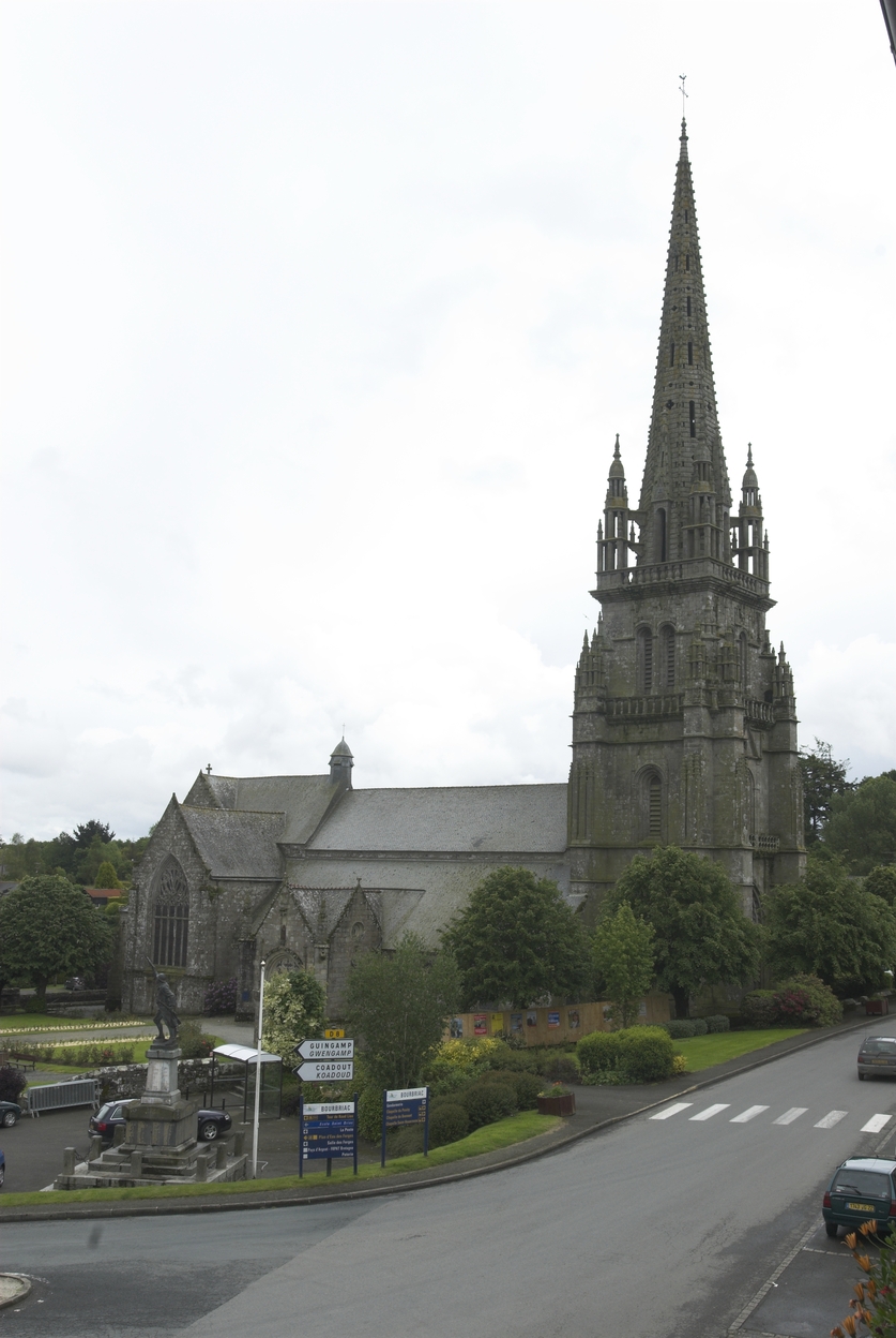 Eglise paroissiale Saint-Briac, place du centre (Bourbriac)