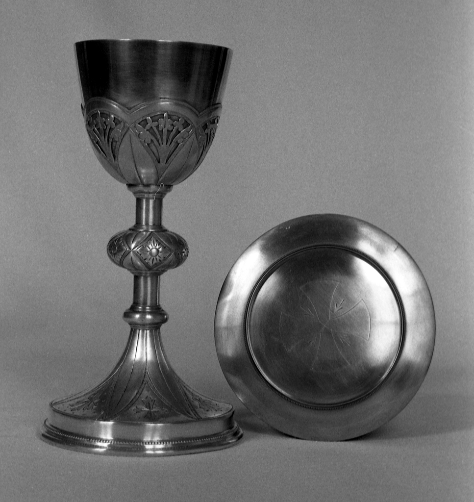 Calice, patène (2), église paroissiale Notre-Dame (Kernascléden)
