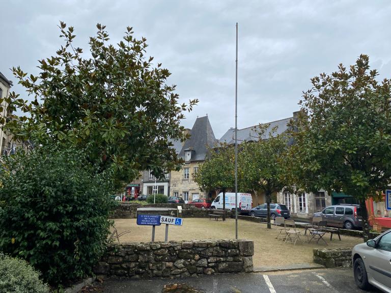 Halle, Mairie, place du Souvenir (Bécherel)