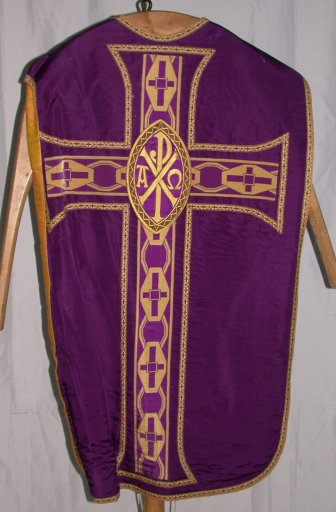 Ornement violet 3 : chasuble, bourse de corporal, étole, voile de calice