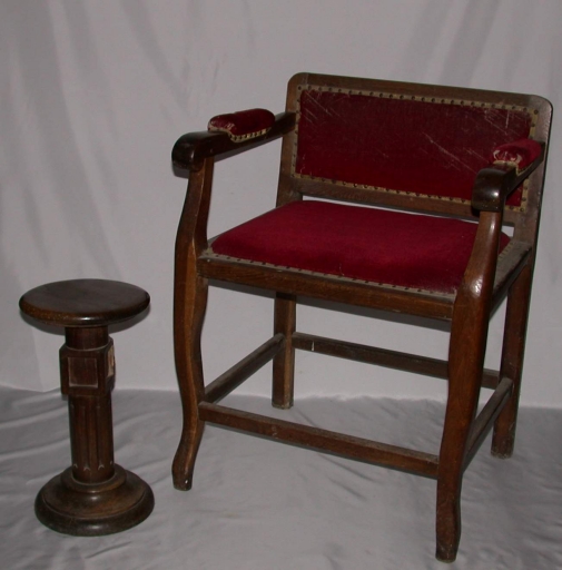 Fauteuil de célébrant et 2 tabourets d'église