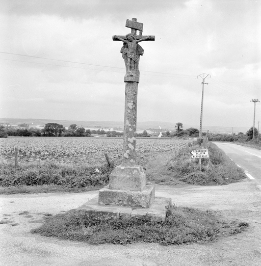 Croix monumentale, Kergoat (Quéménéven)