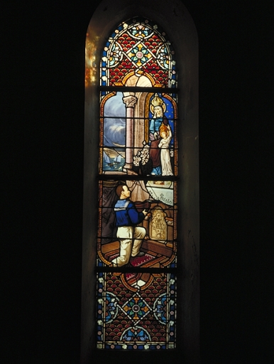 Verrière-ex-voto (?) de la baie 8 : Jeune marin offrant un maquette de bateau à la Vierge