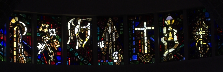 Ensemble de 9 verrières à personnages : les Sacrements (abside), Crucifixion et Assomption (transept), Saint Martin (porte ouest) et des verrières décoratives de la nef