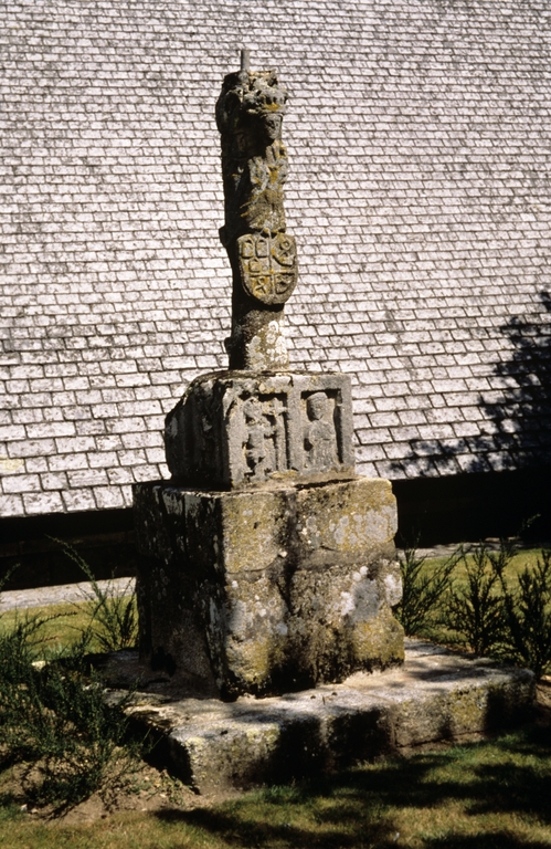 Croix monumentale, rue de la Libération (Caudan)