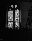 Verrières (2) (vitrail archéologique) : les apôtres (baies 1 et 2), église paroissiale Saint-Pierre, Immaculée-Conception (Mecé)