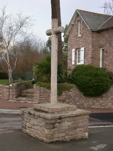 Croix de chemin, le Val, rue des Hôpitaux ; rue du Val (Erquy)