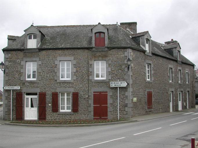 Maison, 3-5 place du Calvaire ; 4 rue Jean-Marie Lamenais (Lanhélin fusionnée en Mesnil-Roc'h en 2019)
