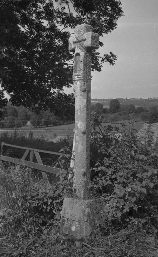 Croix monumentale (Bazouges-la-Pérouse)
