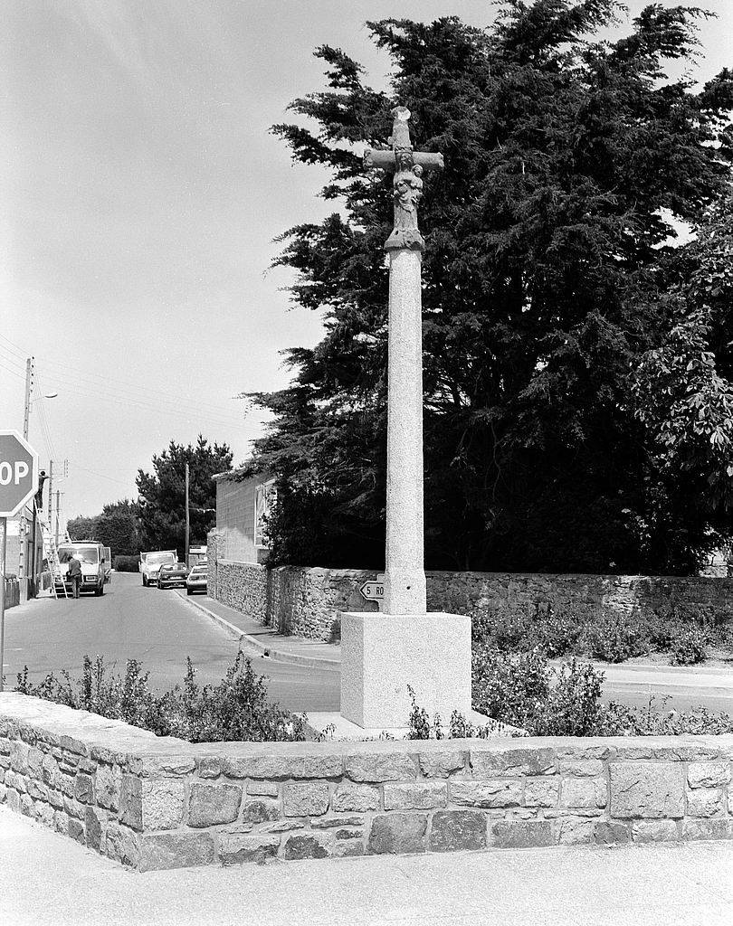 Croix monumentale, rue de Stréat Joly (Santec)