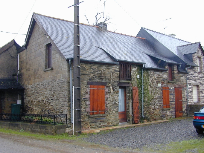 Alignement de trois maisons, la Chevalerais (Pipriac)