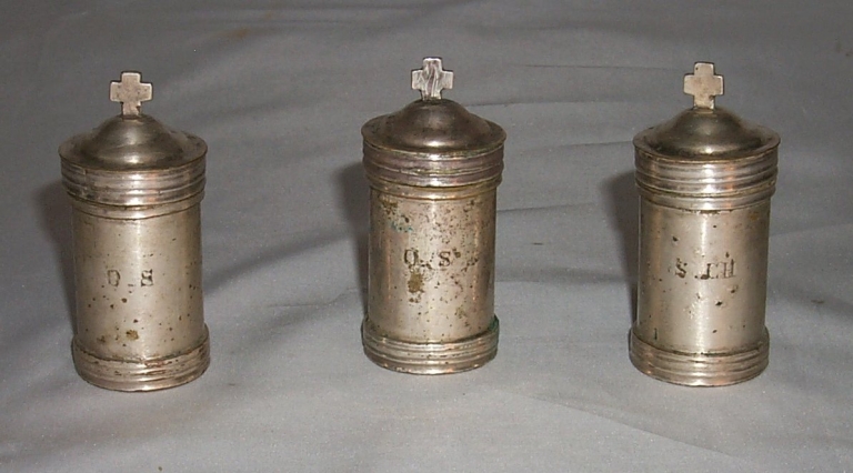 Ensemble de 2 ampoules à huile sainte et 1 ampoule à saint chrême