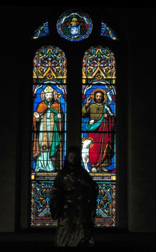 Ensemble des 3 verrières à personnages des baies 100, 101, 102 : saint Martin, saint Jean-Baptiste, Sainte Famille, Education de la Vierge