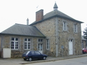 Presbytère, mairie et écoles sur la commune de Saint-Sulpice-la-Forêt