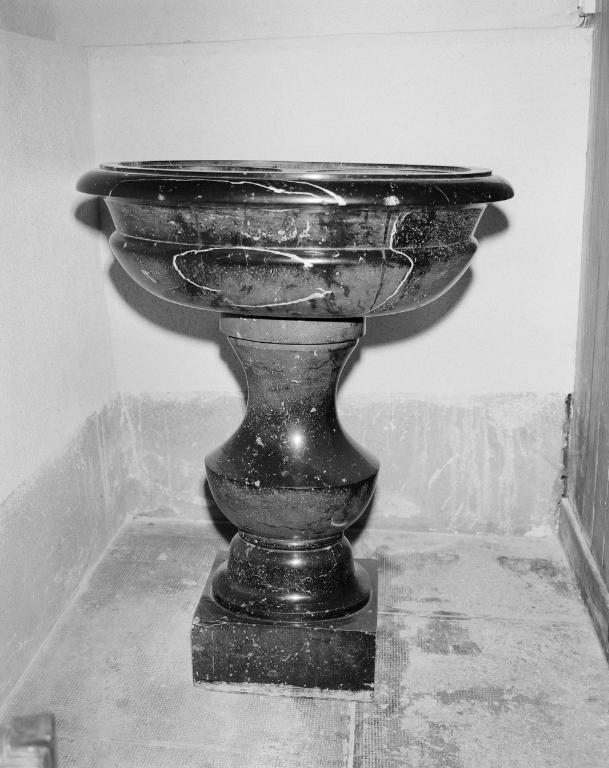 Fonts baptismaux, église paroissiale Notre-Dame (Larmor-Baden)