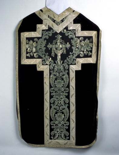 Ornement noir 2 : chasuble, bourse de corporal, étole, manipule, voile de calice