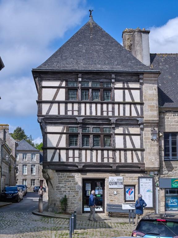Ancien hôtel Poulain, actuellement office de tourisme, 6 place 1830, 13 rue au Lait (Quintin)
