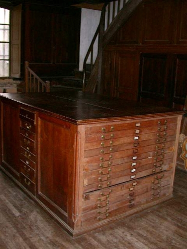 Meubles de sacristie : chasublier et armoires de sacristie