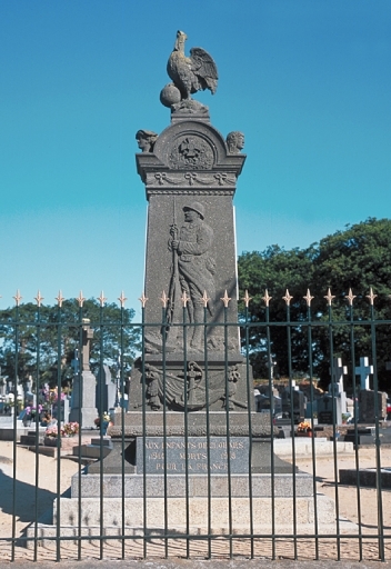 Monument aux morts, rue de Quimperlé (Clohars-Carnoët)