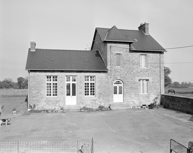 Ecole, 8, rue des Ecoles (Mecé)