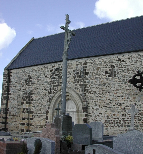 Croix de cimetière, place du 8 Mai 1945 (Morieux fusionnée en Lamballe-Armor en 2019)