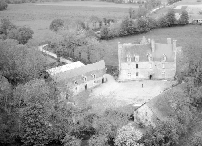 Manoir, Kermerien (Saint-Caradec-Trégomel)