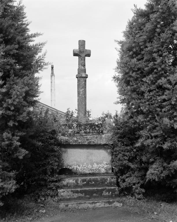 Croix monumentale, ouest de l'église paroissiale (La Trinité-Surzur)