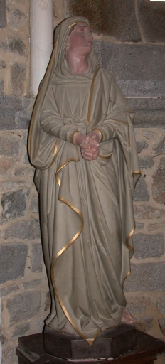 Statue sur socle : Vierge au pied de la croix