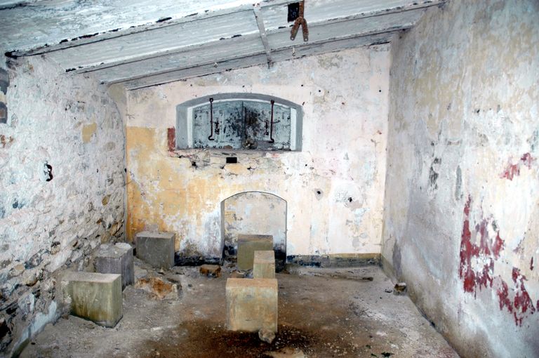 Poste extérieur de la ligne de torpilles de fond du goulet de Brest, à proximité de l'amer, Pointe de Cornouaille (Roscanvel)