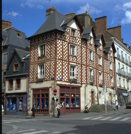 Imprimerie du Siècle, puis Imprimerie Typographique Artistique et Commerciale, actuellement Imprimerie Sainte-Anne, 2 rue d'Antrain (Rennes)