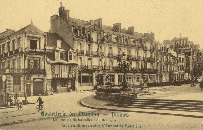 Hôtel de voyageurs dit hôtel Le Dauphin, 7 place Maurice Marchais (Vannes)