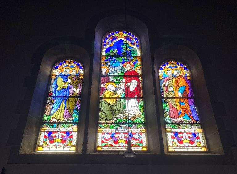 Ensemble des verrières des baies 0 à 14, église paroissiale Saint-Pierre, Saint-Paul (Loyat)