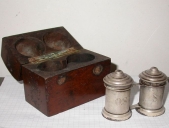 Ampoule aux saintes huiles, ampoule à saint chrême et leur boîte