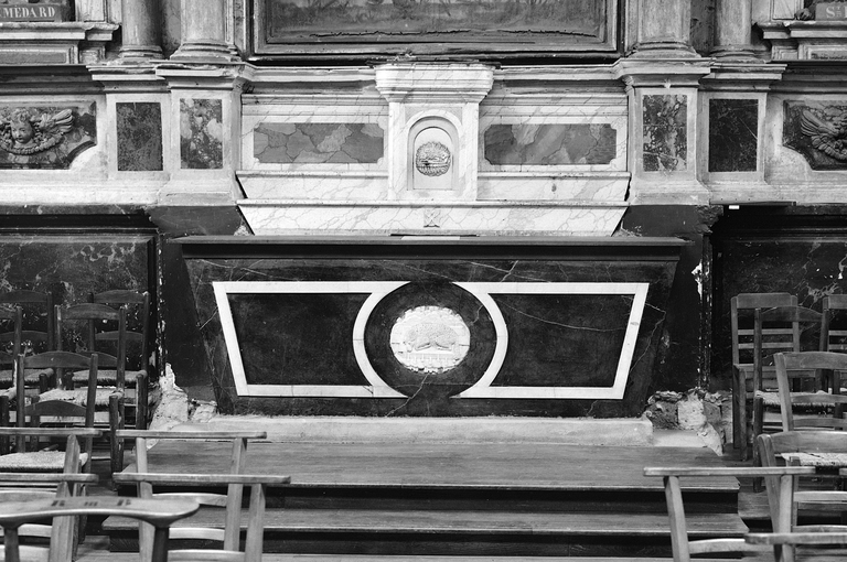 Autel, gradins d'autel et tabernacle du maître-autel, église paroissiale Saint-Médard (Billé)
