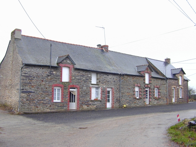 Alignement de trois maisons et fermes, la Hinois (Pipriac)