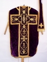 Ornement violet 1 : chasuble, étole, bourse de corporal, voile de calice