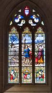 Verrière à personnages de la baie 3 : Découverte de la statue de Notre-Dame du Roncier au IXe siècle, basilique Notre-Dame-du-Roncier (Josselin)